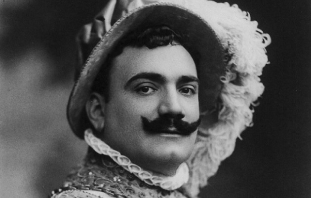 Enrico Caruso in abito di scena
