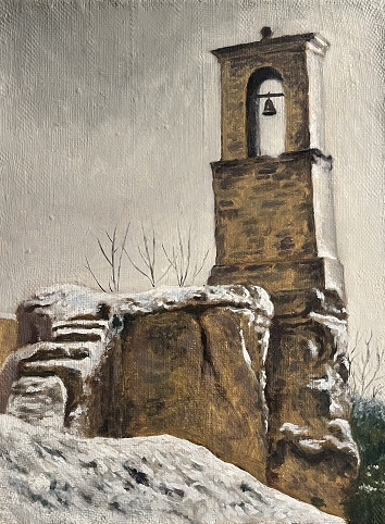 Antico campanile innevato