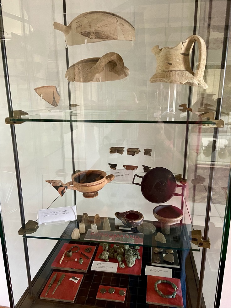 reperti da Rossomanno Museo Archeologico Enna
