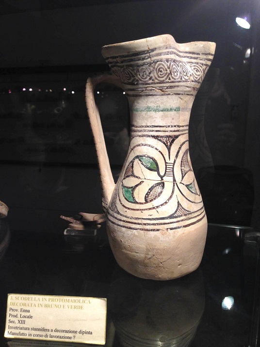 Boccale in protomaiolica del XIII sec. proveniente dal castello di Lombardia, Museo regionale della ceramica di Caltagirone