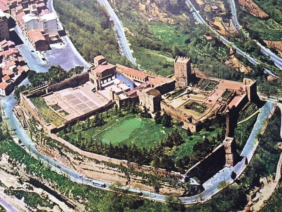 Il Castello di Lombardia negli anni '50, visto dall'alto con i tre cortili