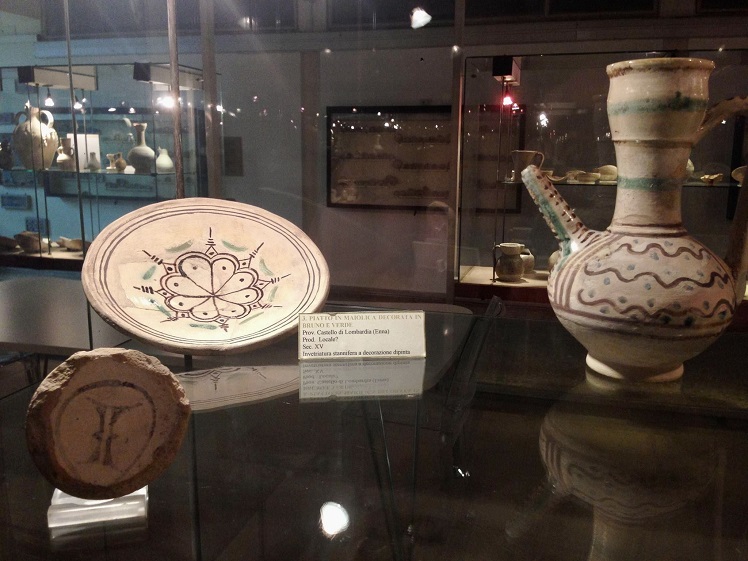 Maioliche da mensa del XV sec. provenienti dal castello di Lombardia, Museo regionale della ceramica di Caltagirone