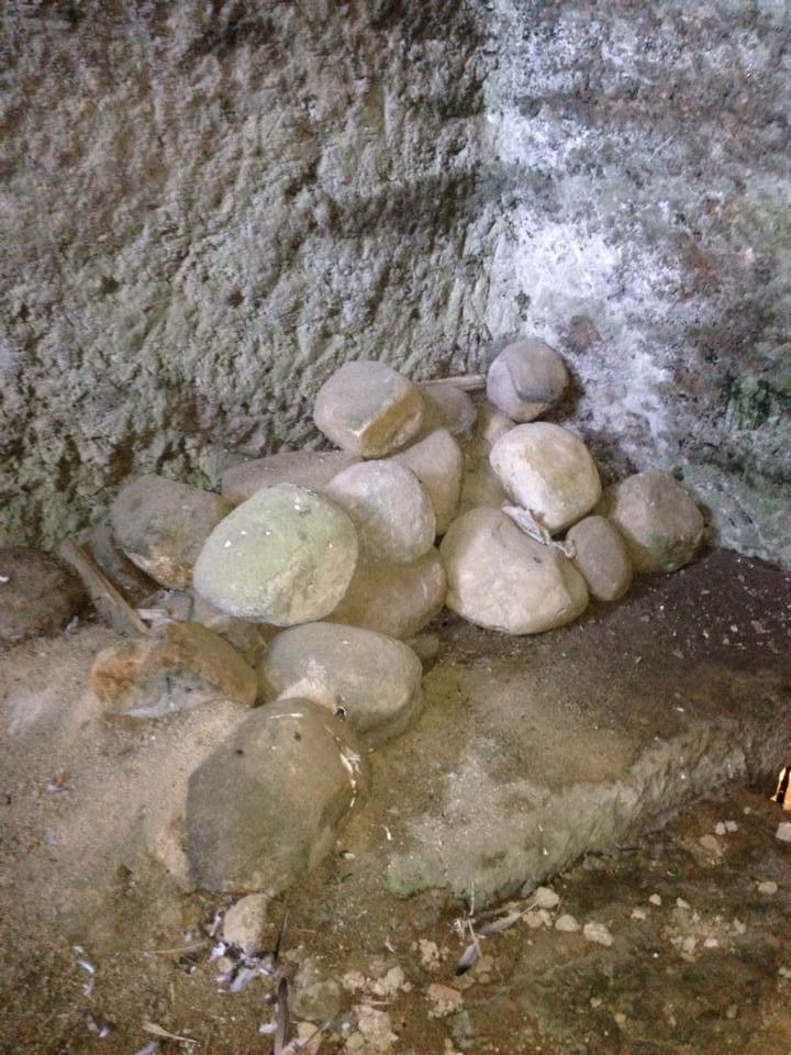 Proiettili da catapulta rinvenuti all'interno del Castello di Lombardia