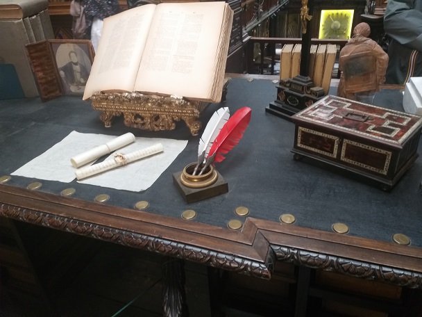 Museo Filangieri (Biblioteca - Part. della scrivania)