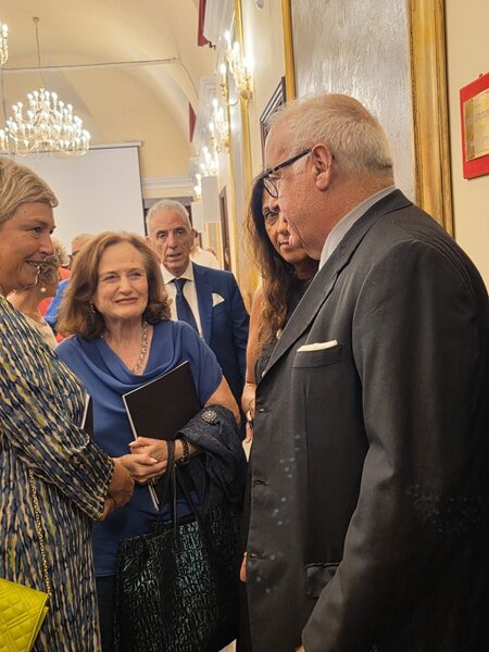 Prima del taglio del nastro di inaugurazione